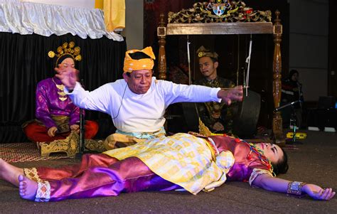  Negotiating Cultures: Bridging Divides in Malaysia! A Deep Dive into Cultural Intersections