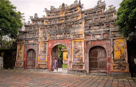  Echoes of a Distant Past: A Vietnamese Tapestry of History and Culture - Unraveling the Threads of Time and Identity